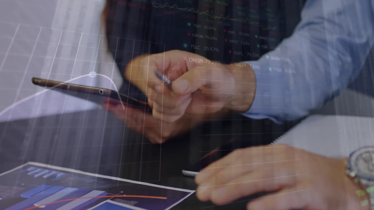 animación de gráficos y tableros de negociación, compañeros de trabajo caucásicos discutiendo informes en tableta digital