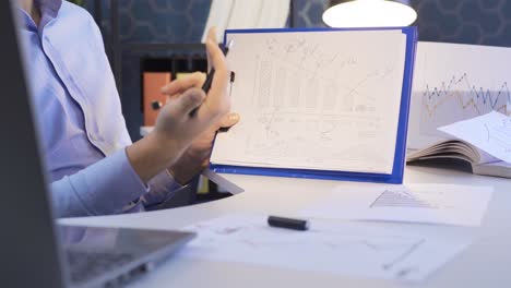 alfabetización financiera. hombre de negocios interpretando y analizando el gráfico de declive financiero.