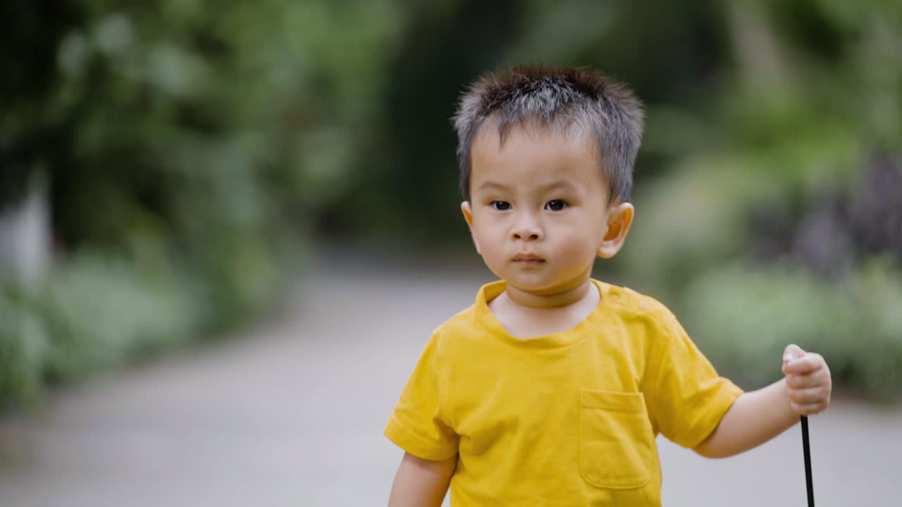 Anak Asia di taman.