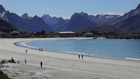 beach lofoten islands es un archipiélago en el condado de nordland, noruega.