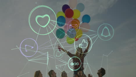 iconos de redes sociales y conexiones de red animación sobre personas celebrando con globos
