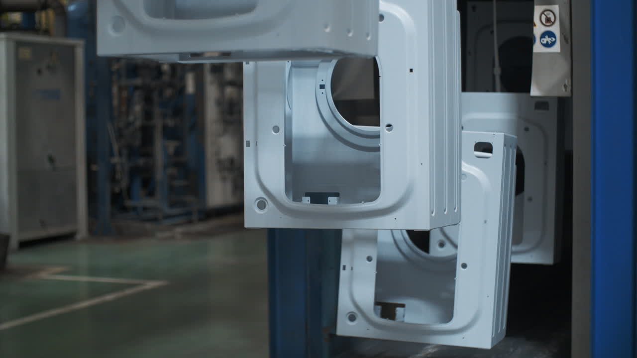 생산 공장에서 컨베이어 라인에서 움직이는 세탁기 바디