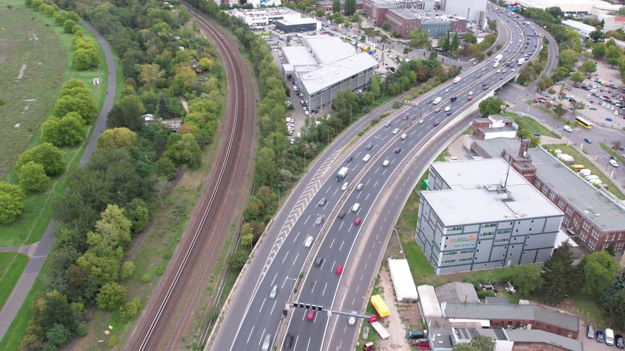기차가 있는 타임랩스 비행 도시