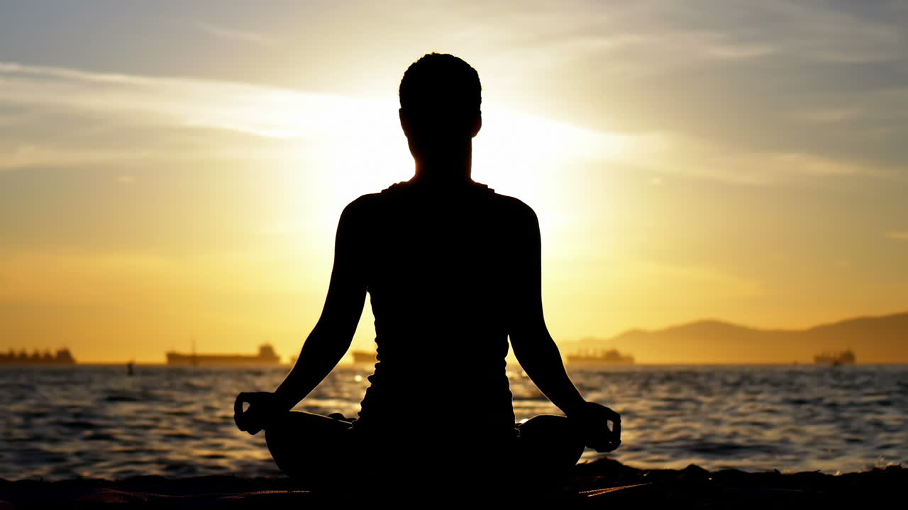 mujer haciendo la postura del loto al atardecer