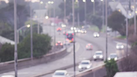 vista general de la autopista desenfocada con automóviles y tráfico rodado