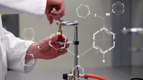 Animación-De-Fórmula-Química-Sobre-Muestra-De-Calentamiento-De-Científico-Caucásico-En-Laboratorio