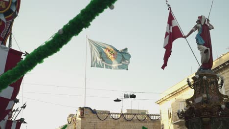 Banderas-Ondeando-En-Las-Calles-De-Malta-Durante-Los-Días-Festivos-De-Septiembre