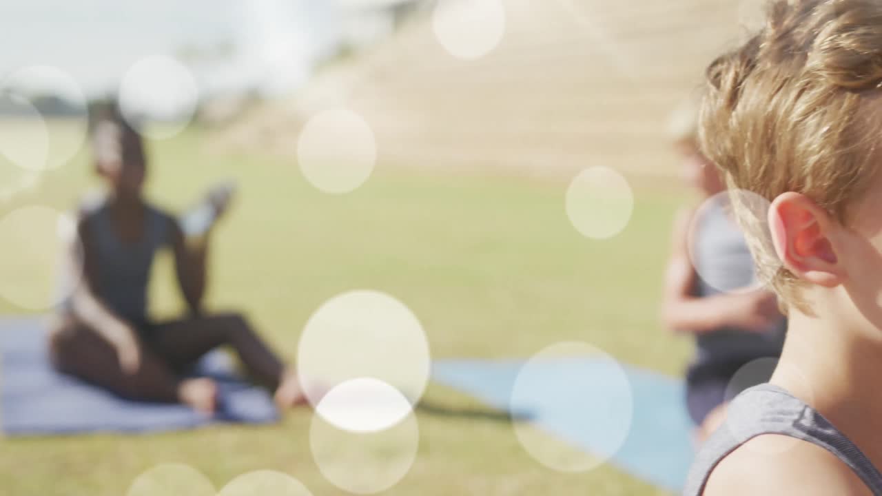 야외 요가 수업 에서 물 을 마시는 행복 한 다양한 학교 소년 들 위 에 있는 빛 의 반점 들 의 애니메이션