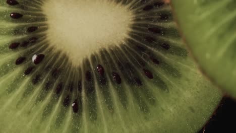 micro vídeo de primer plano de las rebanadas de frutas de kiwi con espacio para copiar