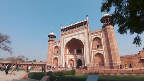 people walking to the main gateway (darwaza) to the taj mahal, india