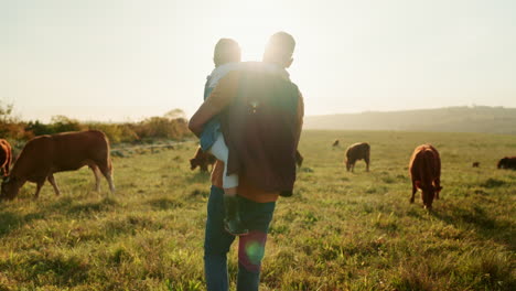 familia, granja y ganado con una niña