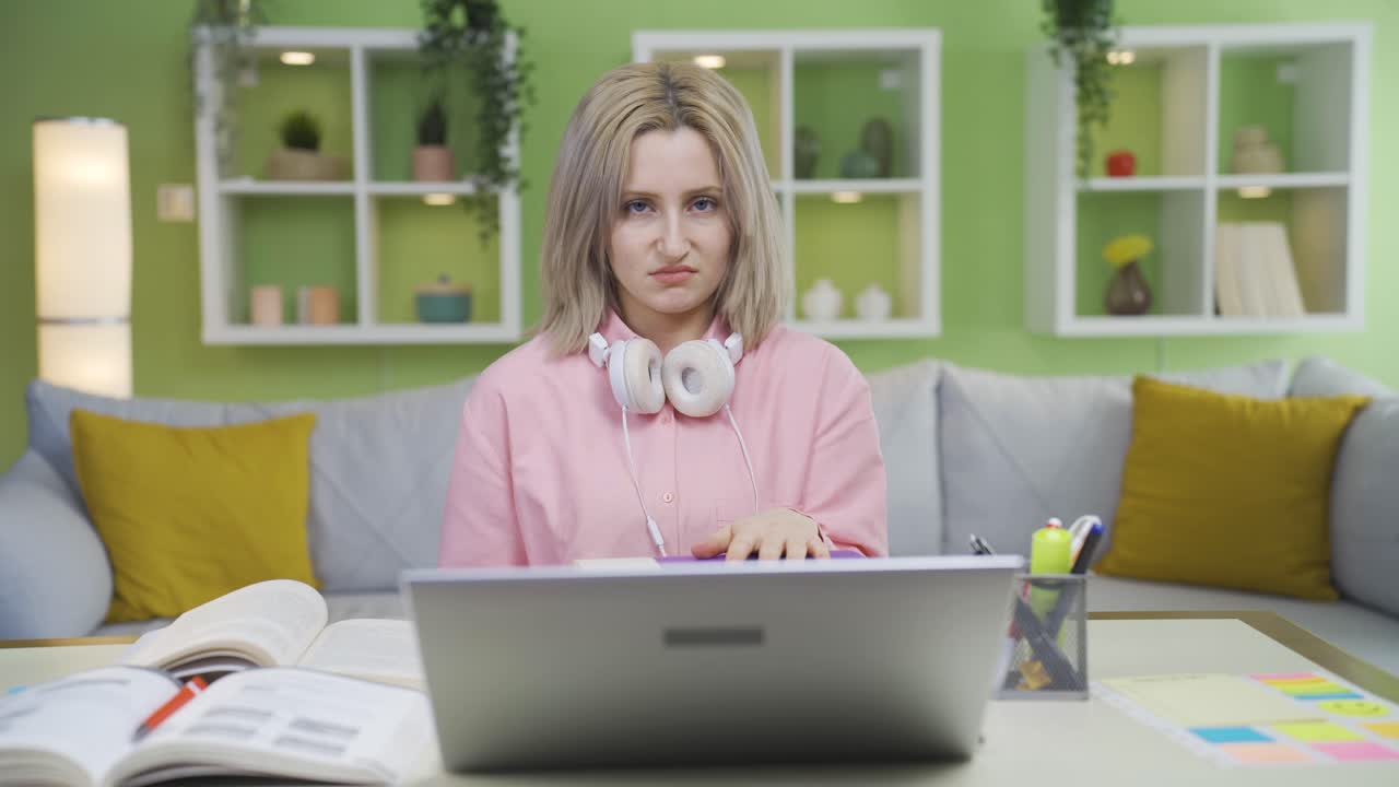 University student girl who doesn't want to study.