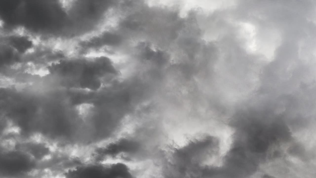 4k cielo nublado oscuro y tormenta de nubes