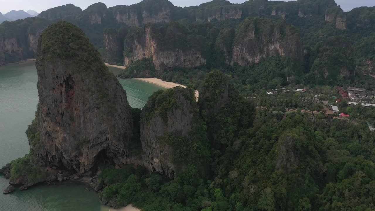 Droneflyvning over kalkstensklipperne ved den fantastiske Railay Beach i Ao Nang, Krabi i Thailand