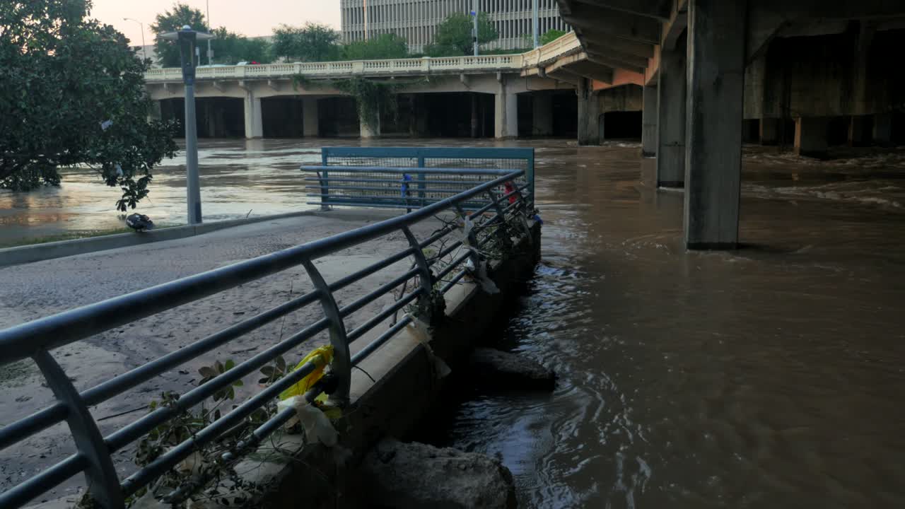 허리케인 하비가 지나간 후 휴스턴의 다리 아래로 물이 밀려오고 있습니다.