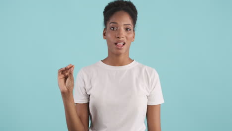 mujer joven haciendo hablar demasiado gesto