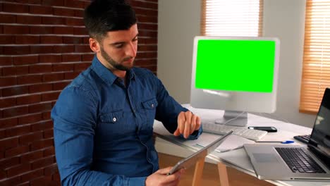 diseñador gráfico masculino que usa una tableta digital
