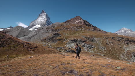 Weitwinkelaufnahme-Eines-Wanderers-Mit-Dem-Matterhorn-Im-Hintergrund,-Schweizer-Alpen