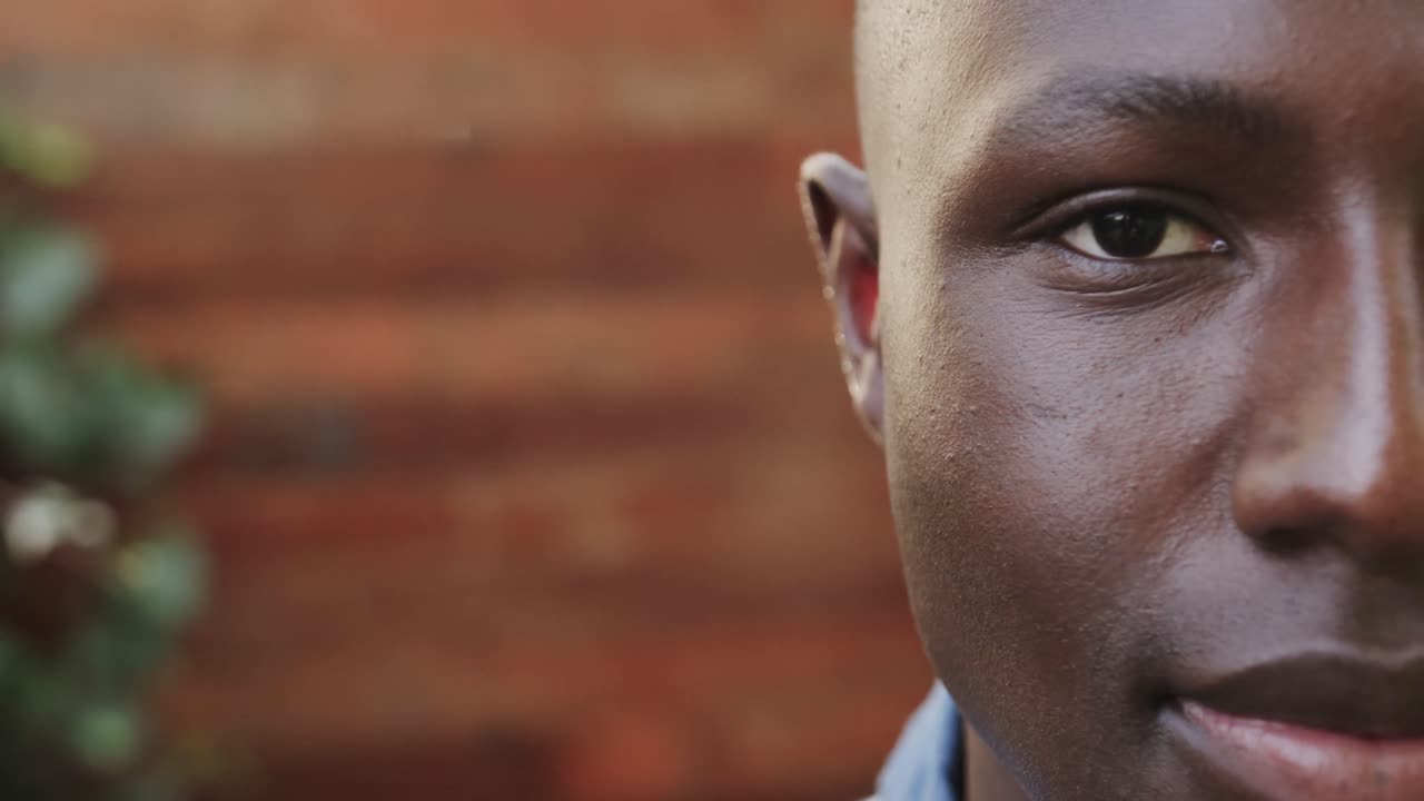 야외 테라스에서 웃는 행복한 아프리카계 미국인 남자의 반 초상화, 복사 공간, 느린 동작