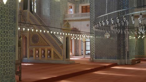 interior de una mezquita con un intrincado trabajo de azulejos y un púlpito
