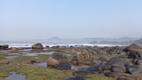 fotografía de una hermosa playa rocosa en el puerto ratu, sukabumi, java occidental