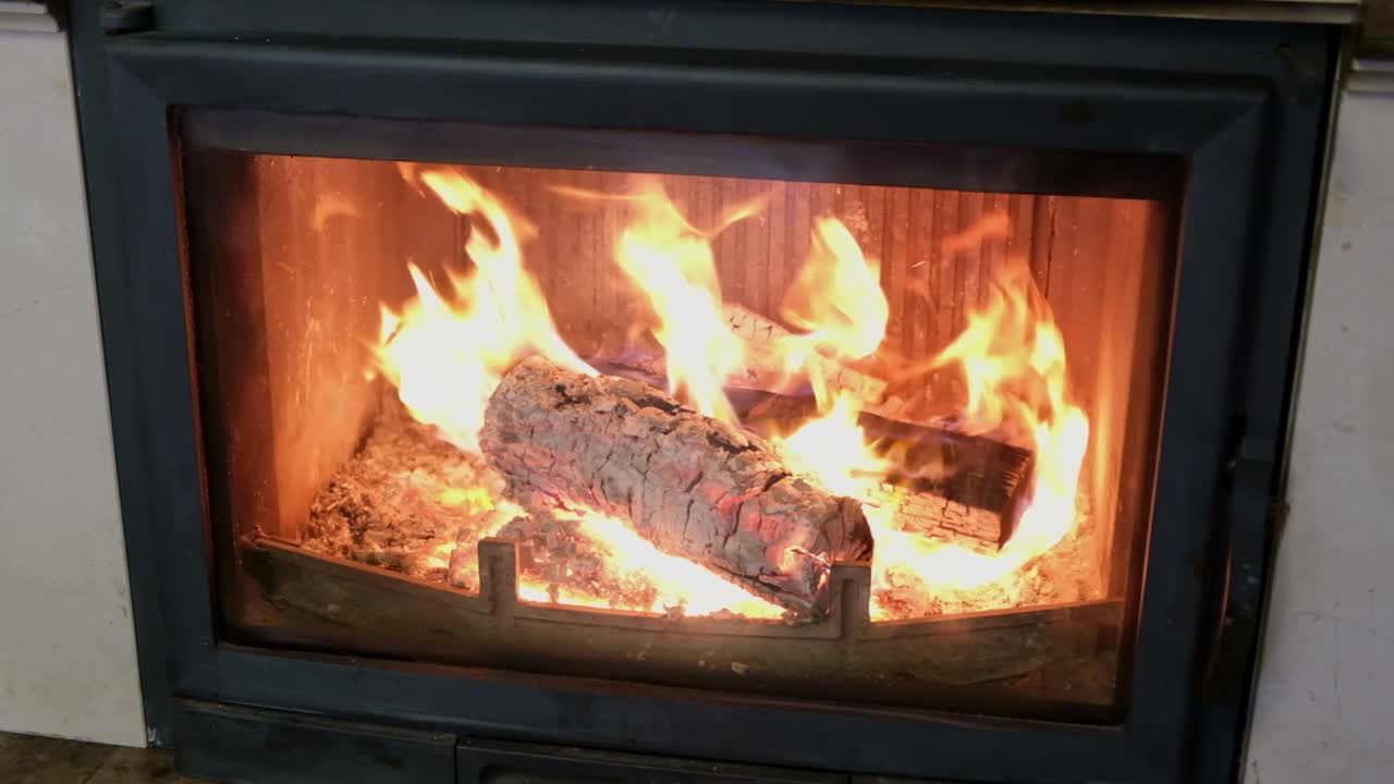 집의 벽난로에 불이 타고 있습니다.