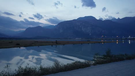 Squamish-Spit-River-Statische-Aufnahme-Des-Naturschutzparks-Mit-Hafen-Während-Der-Blauen-Stunden