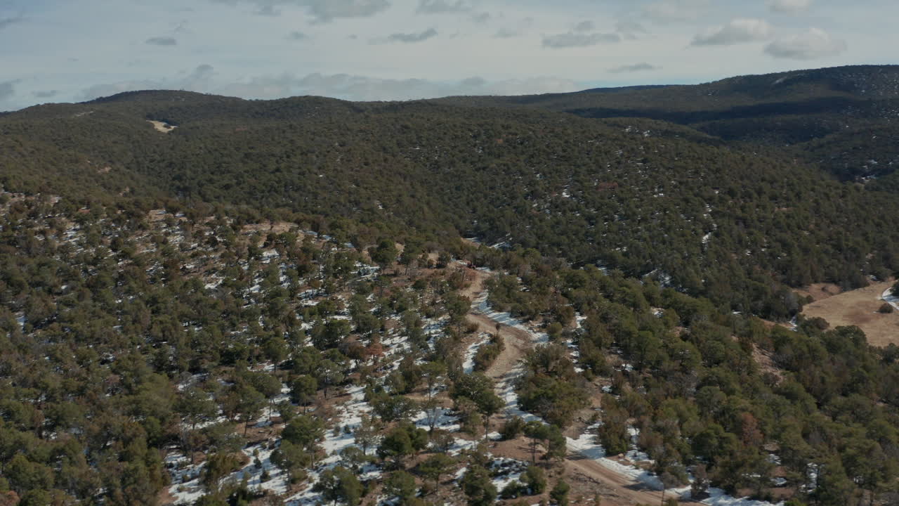 vista aérea orbitando atv conduciendo por un camino remoto áspero en las montañas del desierto, 4k