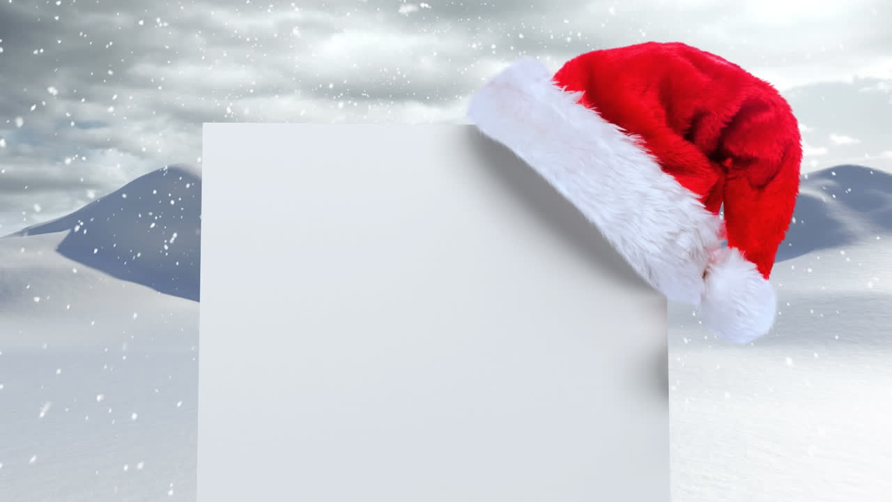 animación de una tarjeta en blanco con espacio de copia y sombrero de santa sobre la nieve que cae y el paisaje de invierno