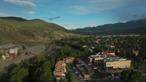 Aéreo-Cinemático-Dron-Atardecer-Tarde-Verano-Centro-Salida-Lime-Mill-Colorado-Cerca-Buena-Vista-Arkansas-River-Riverside-Park-Explorar-Surf-Olas-Andar-En-Bicicleta-Senderismo-Rafting-Rocky-Mountain-Adelante-Movimiento