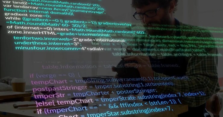 Tekniker tager en del op, roterer og tester den på en arbejdsbænk, mens et kode-overlay viser teknologidata.