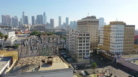 antena del cartel del teatro westlake y del centro de los ángeles desde el distrito de wilshire cerca del parque macarthur 1