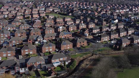 típico pueblo suburbano de kent barrio residencial propiedad tejados vista aérea dolly izquierda