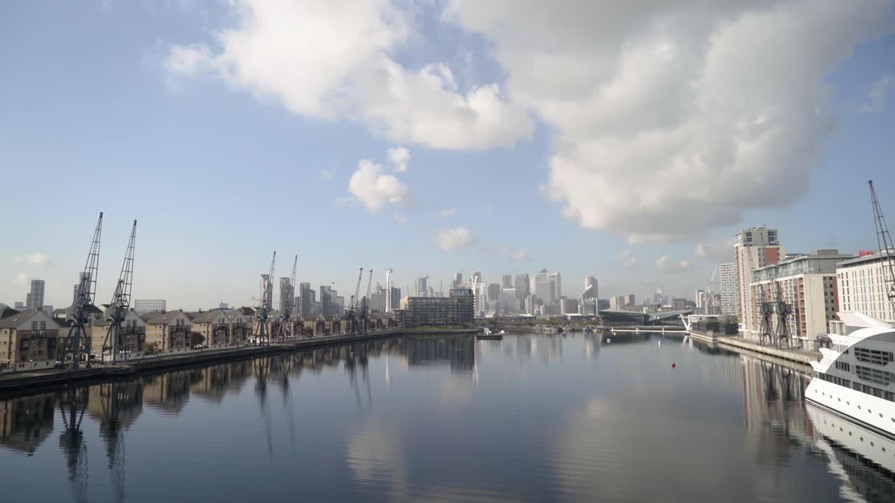 은 날 런던 도크랜드 시내 풍경