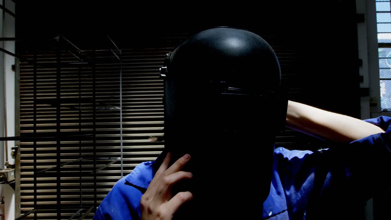 soldadora con casco de soldadura 4k