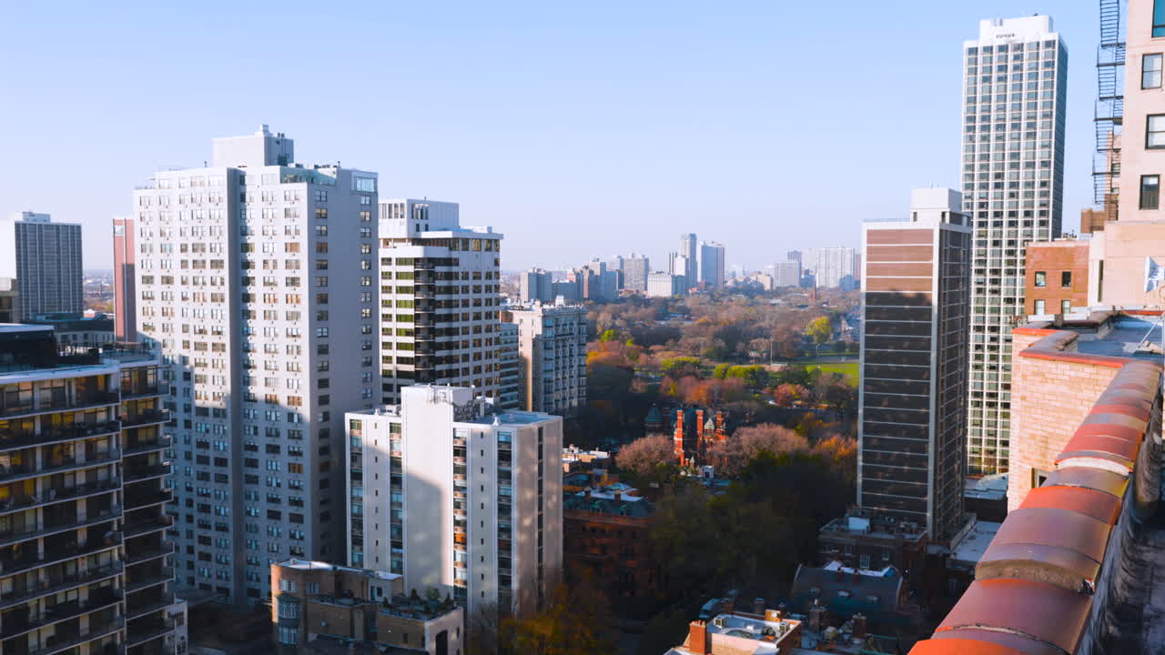 시카고 시내 근처의 많은 아파트 건물의 휴대용 사진