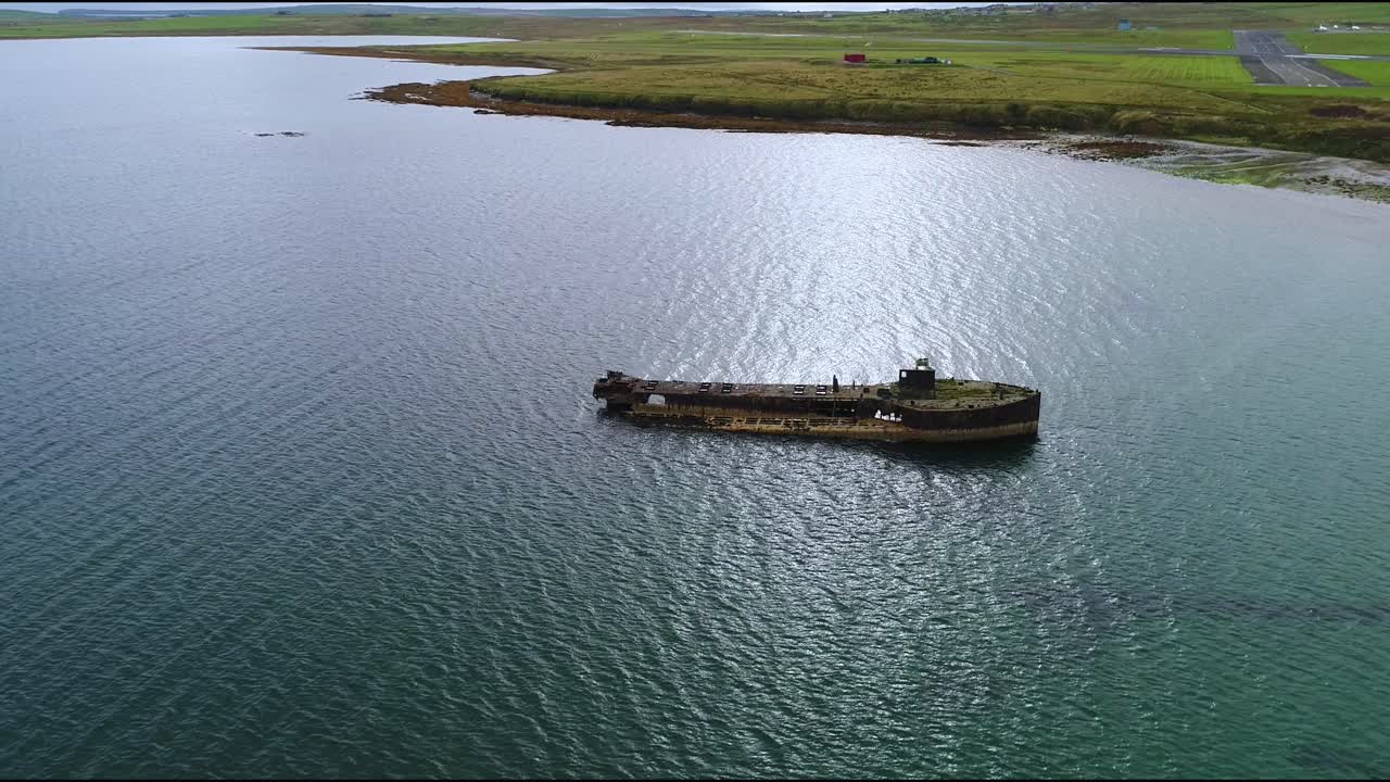 cámara lenta, naufragio de juniata, un viejo barco abandonado en la bahía de inganess en el continente de orkney, escocia