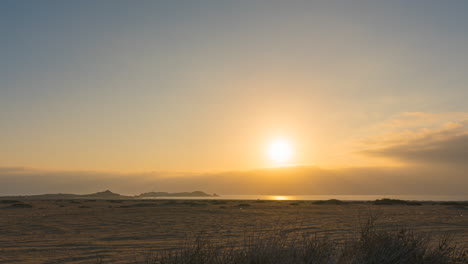 Timelapse-of-the-sun-setting-over-a-desert,-showing-beautiful-golden-colours