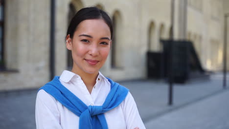 笑容愉快的女人肖像,并看着相机与复制空间