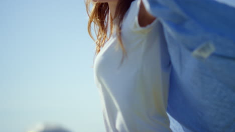 Linda-Mujer-Bailando-En-Cámara-Lenta-Al-Aire-Libre.-Mujer-Relajada-Que-Se-Siente-Feliz-En-El-Parque.