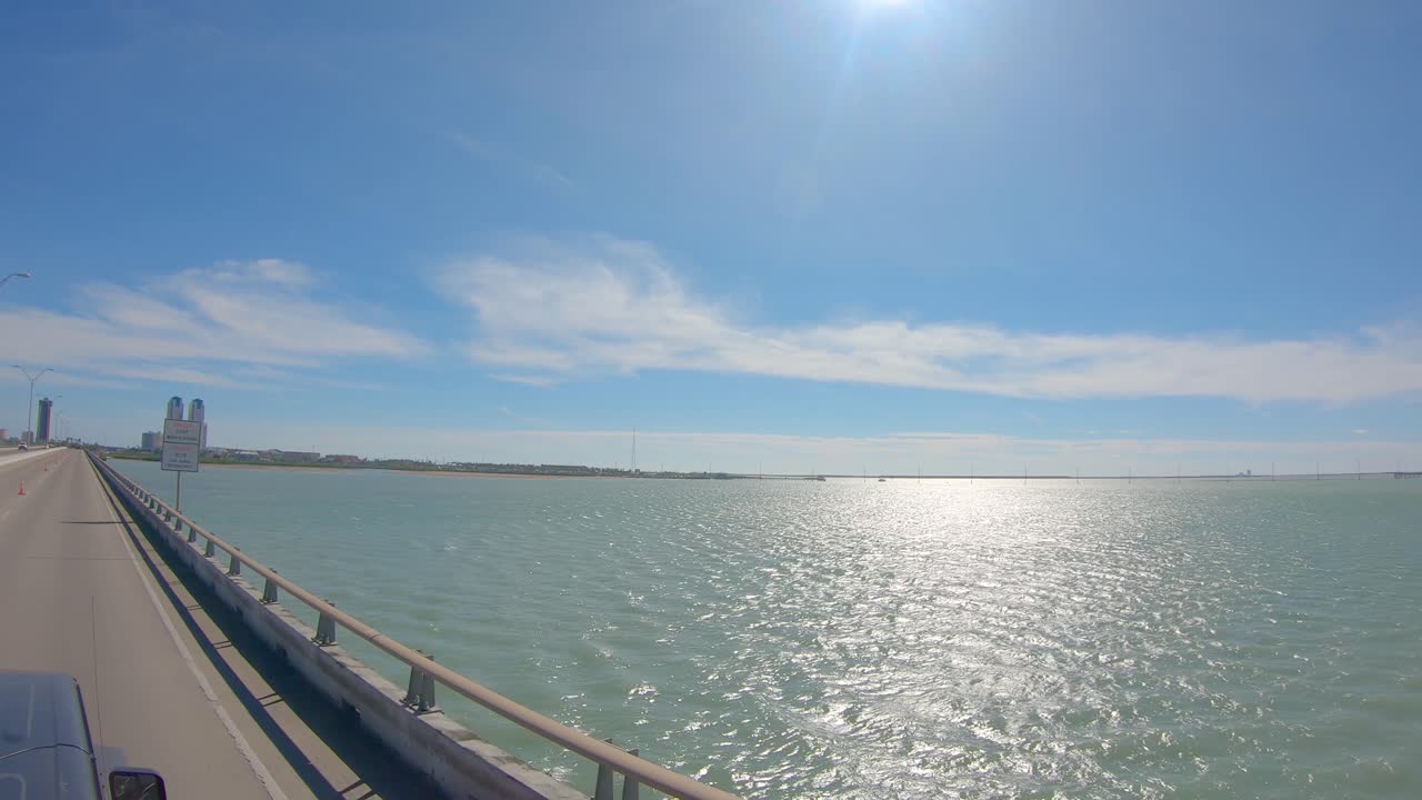 POV vom Autodach während der Fahrt über den Queen Isabella Causeway über die Laguna Madre bei South Padre Island, Texas