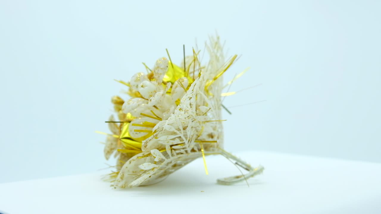 un ramo de flores de navidad dorado con regalos.