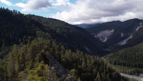 Reisender-Steht-Auf-Und-Genießt-Das-Wunderschöne-Bergpanorama-Der-Rheinschlucht