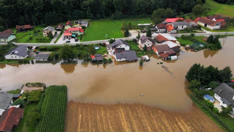 Horribles-Imágenes-Aéreas-De-Drones-4k-De-Agosto-E-Inundaciones-En-La-Región-De-Pomurje-En-Eslovenia