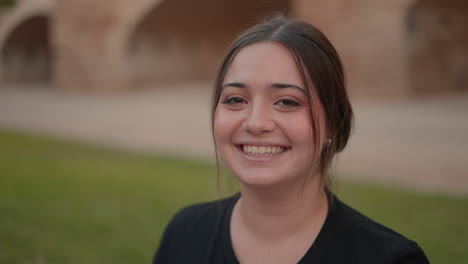 retrato de una mujer sonriente al aire libre