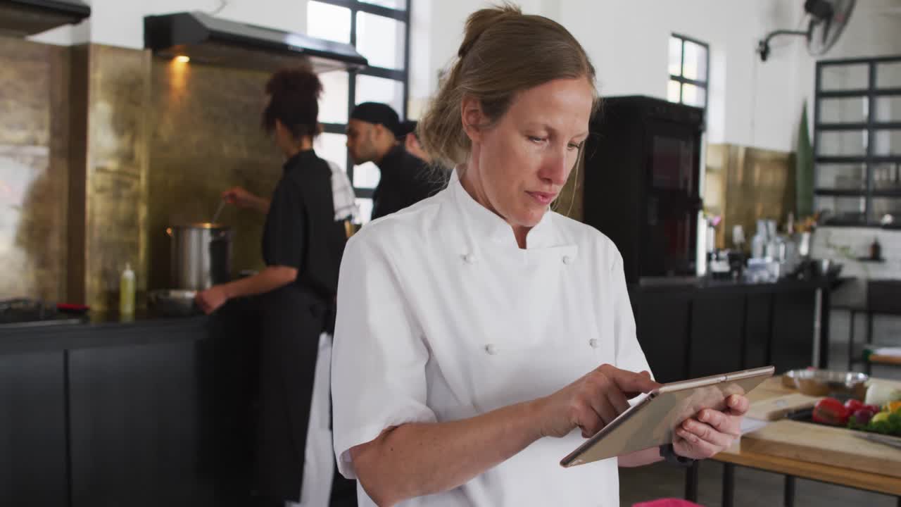 cocinera caucásica que enseña a un grupo diverso