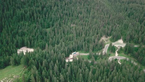 Un-Dron-Delantero-Disparó-Sobre-Los-Alpes-En-Tirol-Del-Sur,-Italia,-Mostrando-Una-Carretera-Sinuosa-Con-Autos-Pasando