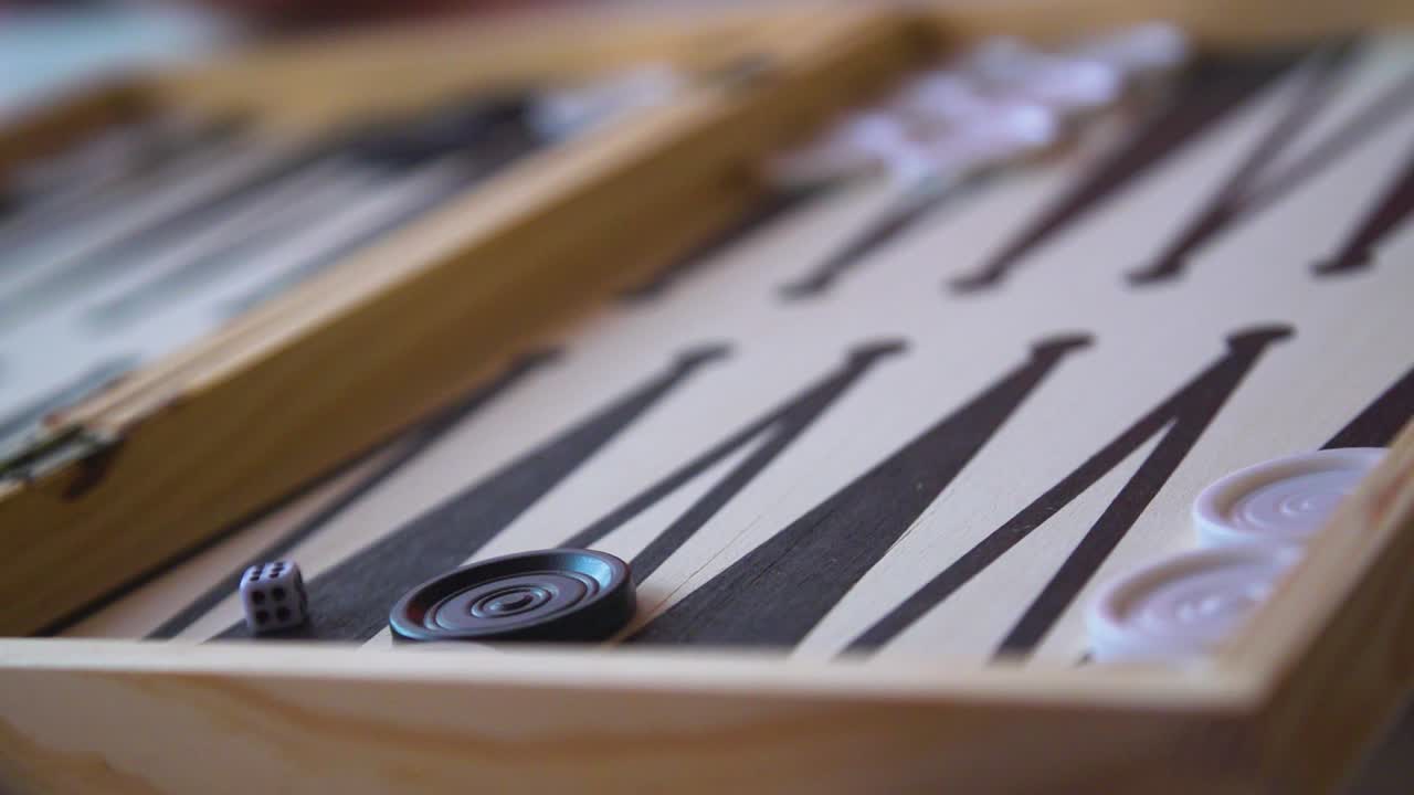 juego de backgammon tablero de madera de cerca con los dados siendo rodados, cámara lenta