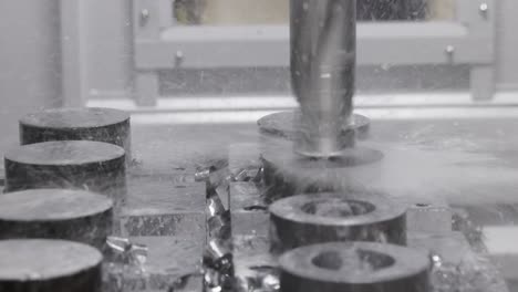 máquina de fresado cnc para metalurgia. corte de metal tecnología de procesamiento moderna.
