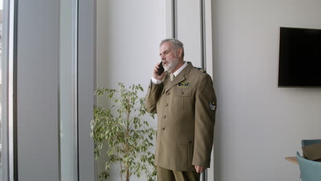 un anciano hablando por teléfono.